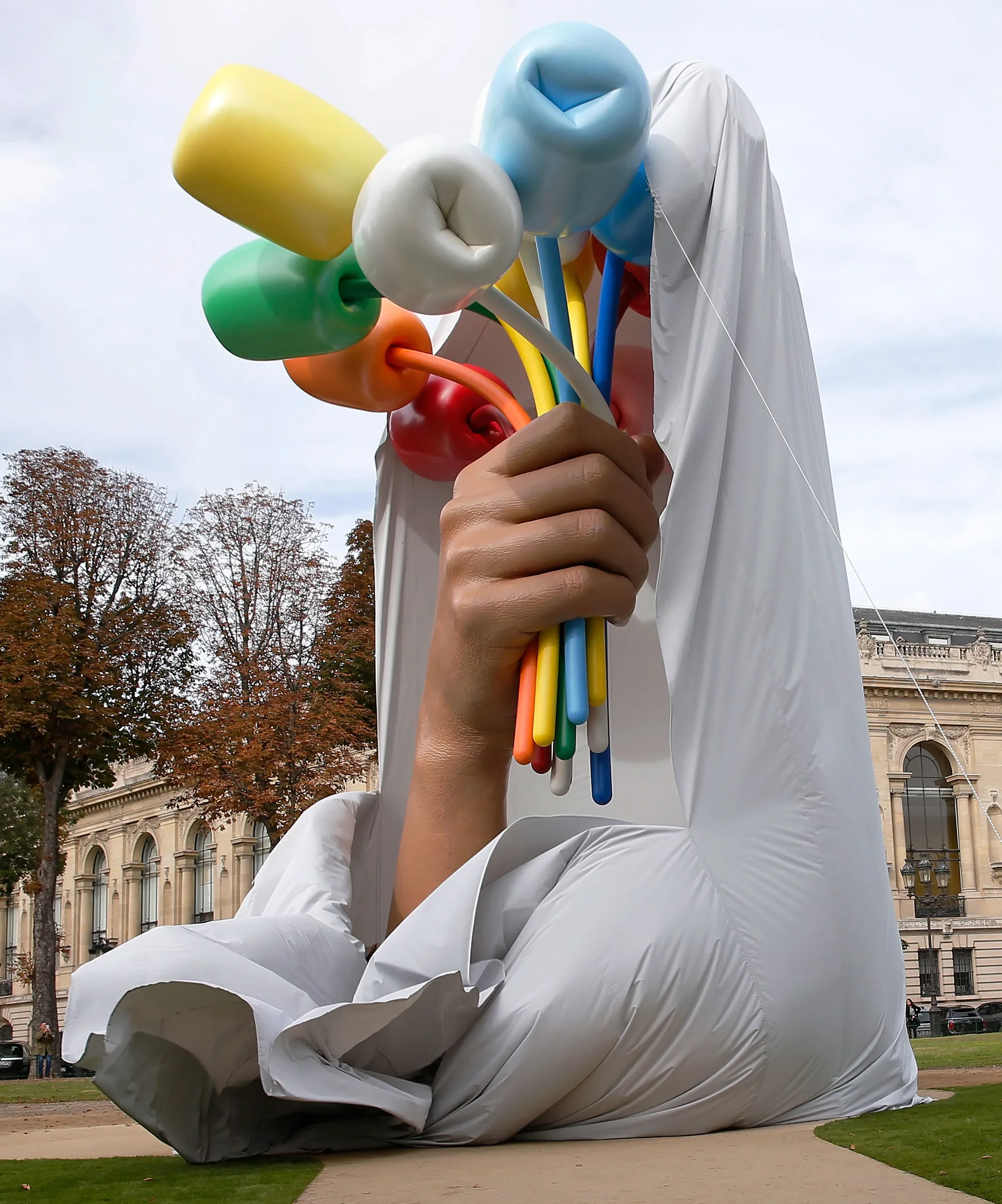 Bouquet of Tulips, Paris — sculpture detail